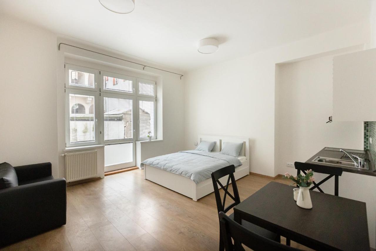 Апартаменты Cozy In Quiet Courtyard Near Charles Bridge *